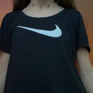women’s black nike tee